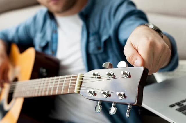 Beginners Guide on How to Tune a Guitar
